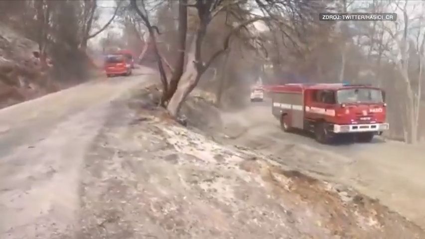 Video: Čeští hasiči dorazili do Řecka a natočili spálenou zem